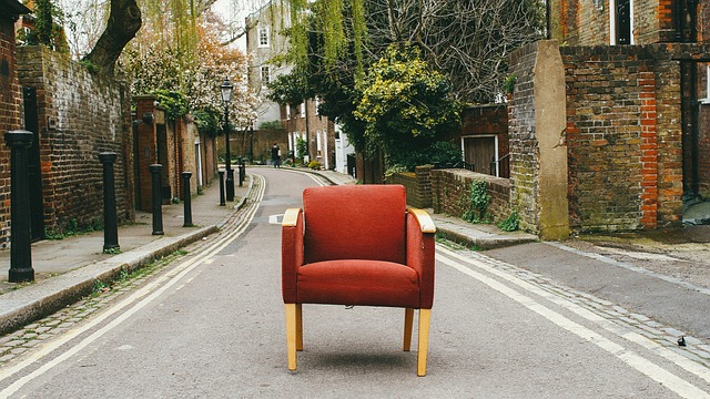 couch moderno en salón sereno con tonos azules suaves y madera clara